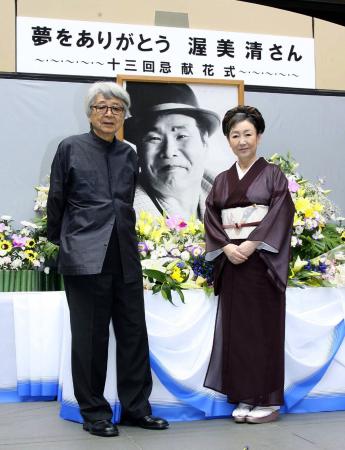 　０８年８月２日、渥美清さん十三回忌献花式に出席した光本幸子さん。左は山田洋次監督＝東京・柴又の寅さん記念館