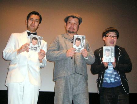ケンドーコバヤシ芸歴２０周年記念ＤＶＤ発売イベントを行った、（左から）ムーディ勝山、ケンドーコバヤシ、天津・向＝大阪市内