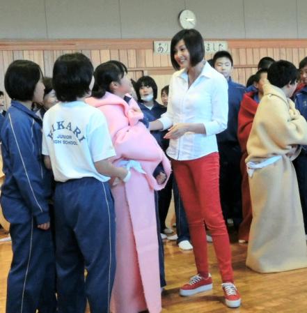 中学生と交流する藤原紀香＝千葉県印西市