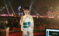 　「台湾ランタンフェスティバル２０１３」に招待され、メインステージで熱唱した小林幸子　（左）５０周年の成功を祈願する＝台北市内の寺院