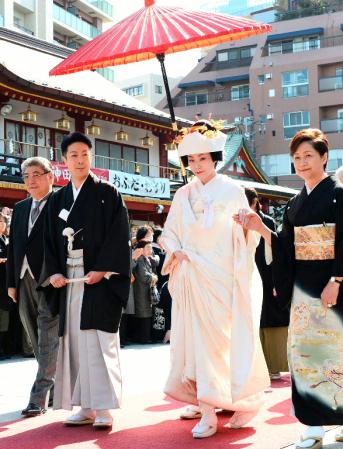 挙式した尾上菊之助（左から２人目）と瓔子さん（同３人目）＝神田明神（撮影・三好信也）