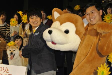 　若林正恭（左）の舞台あいさつに犬の着ぐるみで駆けつけた春日俊彰＝東京・六本木