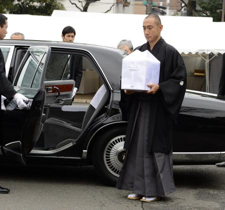 海老蔵 團十郎さん告別式で辞世の句 芸能 デイリースポーツ Online