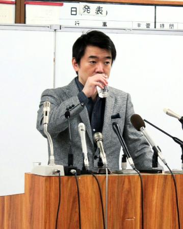 国政への“口出し無用”発言にブチ切れた橋下徹大阪市長＝大阪市役所