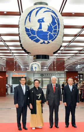 歌舞伎座木挽町広場開場式に列席した尾上菊五郎（左から二人目）ら