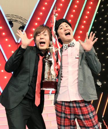 「ＮＨＫ上方漫才コンテスト」で優勝したウーマンラッシュアワーの村本大輔（左）と、中川パワダイス＝ＮＨＫ大阪ホール