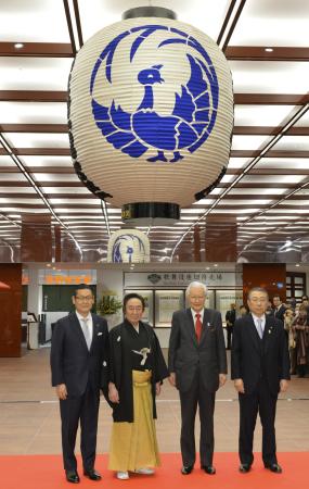 　歌舞伎座木挽町広場開場式に列席する（左から）松竹・迫本社長、尾上菊五郎、矢田中央区長、歌舞伎座・大谷社長