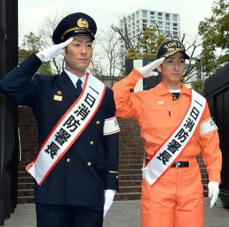 一日消防署長を務めた中村勘九郎（左）と中村七之助＝東京・赤坂サカス（撮影・村中拓久）