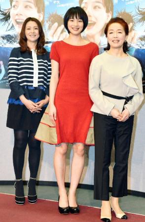 「あまちゃん」第１週が完成し会見した（左から）小泉今日子、能年玲奈、宮本信子＝東京・渋谷のＮＨＫ（撮影・田村亮介）