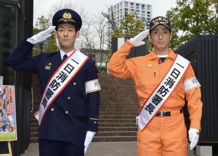 　一日消防署長を務めた中村勘九郎（左）と中村七之助＝東京・赤坂サカス（撮影・村中拓久）