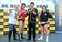 プロレス芸人集団との共演となった高田延彦（左から３人目）＝東京・新宿