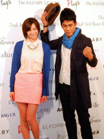 サザビーリーグショップのリニューアルイベントに出席した（左から）芹那、武井壮＝東京・新宿のフラッグス