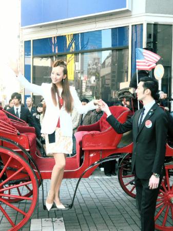 馬車に乗って店舗に訪れた神田うの＝東京・新宿のバーニーズ　ニューヨーク新宿店