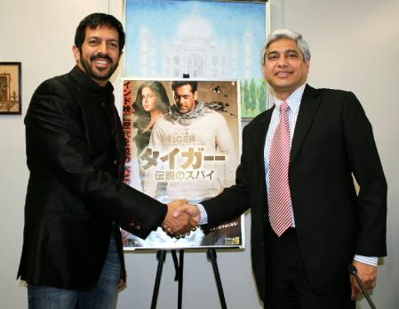 ＰＲ会見を行ったカビール・カーン監督（左）とヴィカース・スワループ総領事＝在大阪・神戸インド総領事館