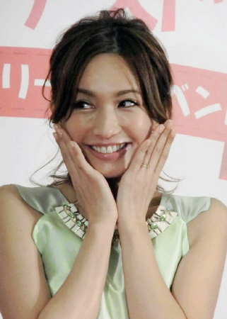 婚約＆結婚指輪をお披露目した優木まおみ＝東京駅一番街内イベントスペースいちばんプラザ