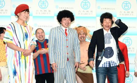 「みちのく新喜劇」劇団旗揚げ会見に応援ゲストとして登場した（右から）間寛平、オコチャ、南海キャンディーズのしずちゃん＝東京・吉本興業東京本部（撮影・開出　牧）