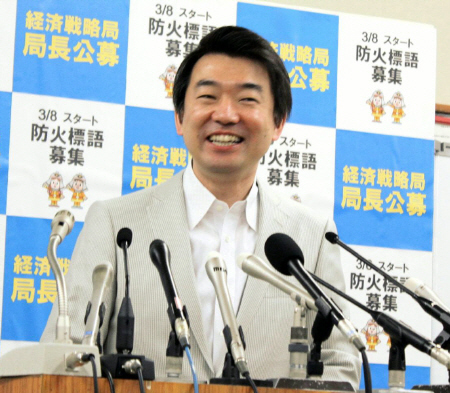 定例会見で、やしきたかじん復活を喜んだ橋下徹大阪市長＝大阪市役所