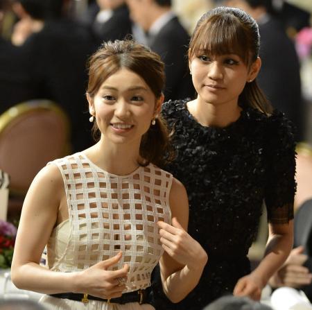 　日本アカデミー賞授賞式で同席する大島優子（左）と前田敦子