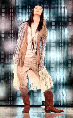 ポージングのお手本？を見せる栗原類＝ワールド記念ホール（撮影・石湯恒介）