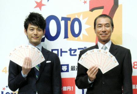 ８億円の夢に思いをはせた妻夫木聡（左）と柳葉敏郎