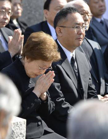 　式典で被害者を悼む海老名香葉子さん（左）、林家正蔵