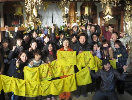　全国から集まった幸せの黄色いハンカチが掲げられた本堂で熱唱したクミコ＝宮城県石巻市の松巌寺