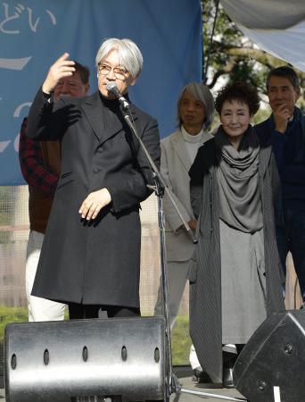 　参加者に語りかける坂本龍一（左）と加藤登紀子（右から２人目）＝東京・日比谷公園