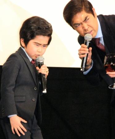 石原裕次郎さんの「決め顔」をそろって披露する（左から）鈴木福、ゆうたろう＝東京・新橋のスペースＦＳ汐留