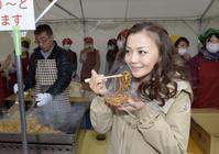 　復興イベントに参加し、なみえ焼きそばを食べる華原朋美＝福島・郡山女子大学（撮影・開出　牧）