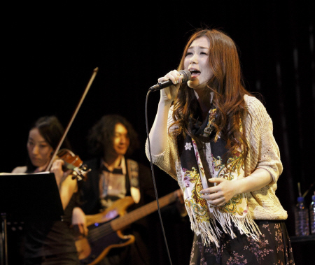 　熱唱するティーナ・カリーナ＝大阪市北区