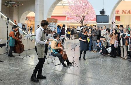 楽器の音に通行人も足を止め・・・＝上野駅構内