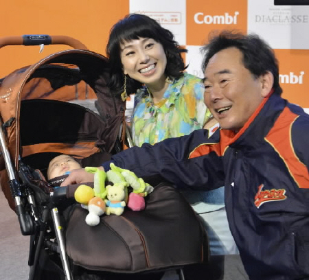 父・東尾修コーチ（右）をねぎらった東尾理子