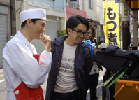 　仕上がりを笑顔で確認し合う森山直太朗（左）と矢作兼