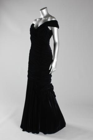 　１９日、ロンドンで競売に掛けられた英国の故ダイアナ元皇太子妃のドレス（ケリー・テーラー・オークションズ提供、共同）