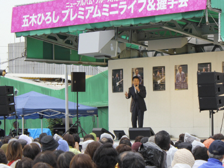 　ミニライブ＆握手会を行った五木ひろし＝大阪・阪神百貨店屋上