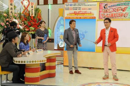 　トレードマークの指示棒を手に、ボードをバンバン叩きながら療養生活を説明するやしきたかじん（右端）