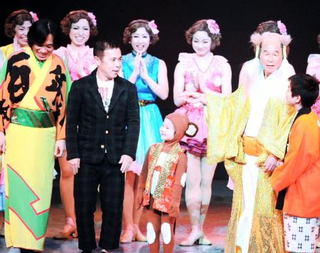 エンディングにサプライズ登場したナインティナインの岡村隆史（左から２人目）＝大阪市内