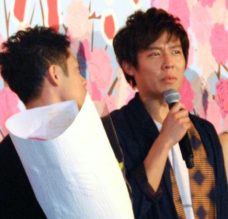 涙で目を赤くしながらあいさつする小出恵介（右）