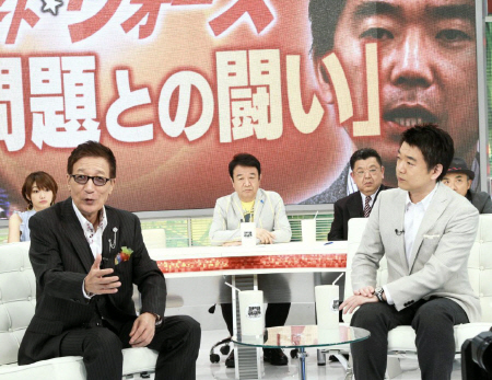 テレビ大阪「たかじんＮＯマネーＧＯＬＤ」で、祝福にかけつけた橋下徹大阪市長（右）と対談するやしきたかじん