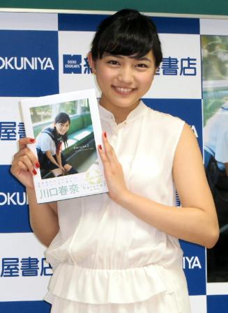 菅野美穂を祝福した川口春奈＝東京・新宿の紀伊國屋書店