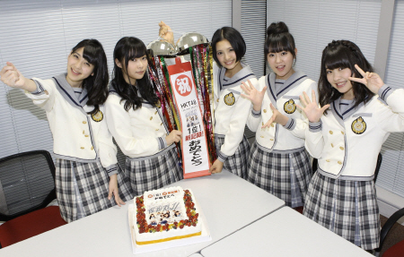 　記録を打ち立て、くす玉とケーキでお祝いする指原莉乃（左から２人目）らＨＫＴメンバー＝東京都内