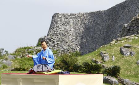 　今帰仁城跡で屋外落語会を開いた桂文枝＝沖縄県今帰仁村