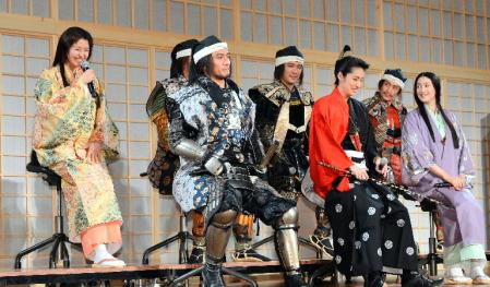 伊勢谷友介（右から２人目）が見つめる中、笑顔で話す長澤まさみ（左）。右は小雪、右３人目から天海祐希、玉山鉄二、内野聖陽＝東京・港区のシェラトン都ホテル東京（撮影・吉澤敬太）