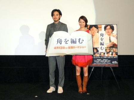 舞台あいさつに登場した松田龍平（左）と、宮崎あおい＝大阪市内