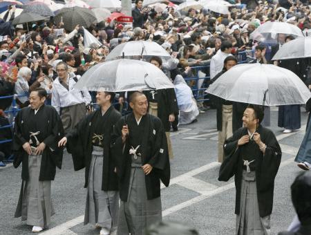 　歌舞伎座の再開場を記念し、東京・銀座を練り歩く（左から）市川中車、中村勘九郎、市川海老蔵、市川猿之助ら歌舞伎俳優たち＝２７日午前