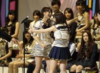 　第３回ＡＫＢ４８総選挙で１位となった前田敦子（左）と２位の大島優子