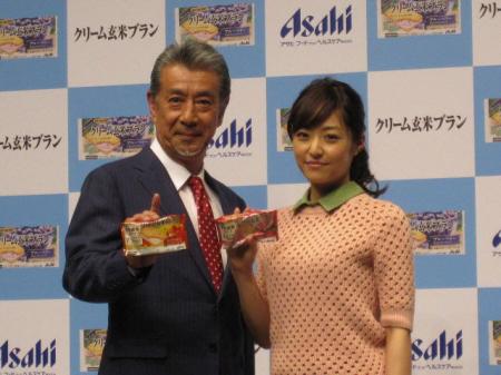 　クリーム玄米ブランの新ＣＭに出演する高田純次（左）と井上真央＝東京・東銀座の時事通信ホール