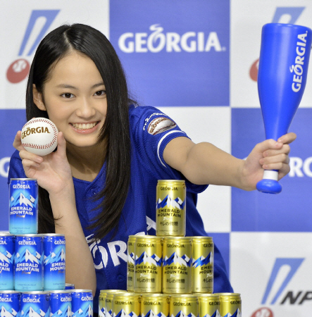 　メガホンとボールを手に笑顔を見せる吉本実憂＝マンダリンオリエンタルホテル東京（撮影・会津智海）