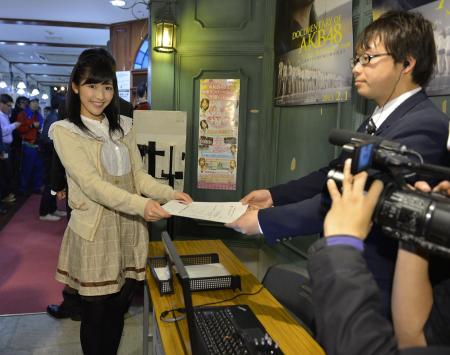 　ＡＫＢ一番乗りで立候補の届けを提出した渡辺麻友＝東京・秋葉原のＡＫＢ劇場（撮影・田村亮介）