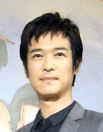 結婚発表後、初めて公の場に姿を見せた堺雅人